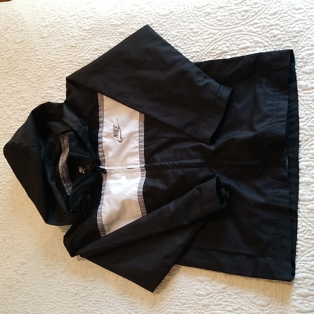 Nike boys size 6 jacket black and white